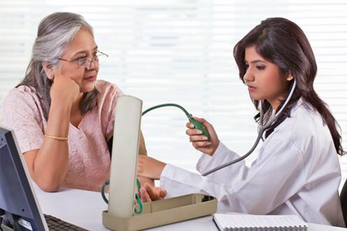 Doktor baskıyı hipertansiyon ile ölçer